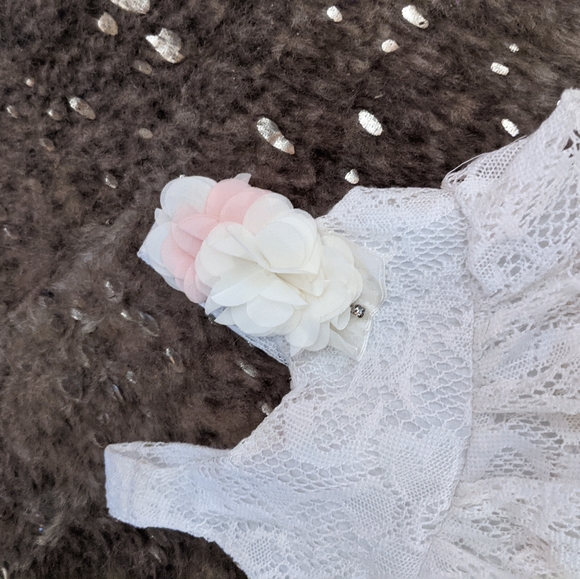 Mini Mini Lace Dress with Flower Brooch - Picture 2 of 4